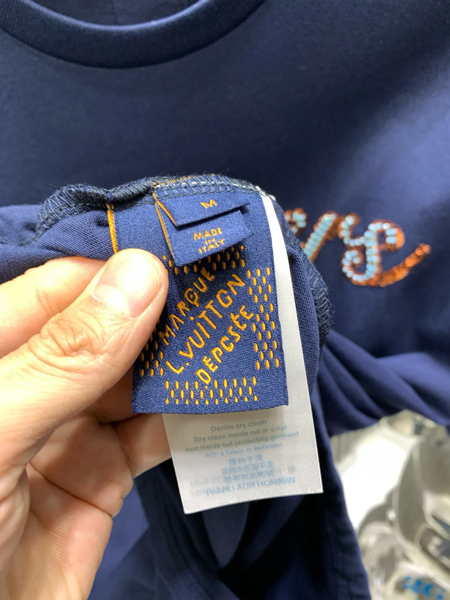 🅿️240 🀄️ Louis Vuitton 1V 2025 new hand-beaded embroidered short-sleeved T-shirt 40S pure cotton plain 100% cotton fabric 280g This T-shirt is made of soft cotton and uses beaded embroidery to express the 1V Lovers logo. It can inject an elegant atmosphere into daily looks. The fabric has good breathability and sweat permeability and can absorb sweat and micro-perspiration from human skin. It is more comfortable to wear in summer without sticking to the human body, and truly achieves breathable and sweat-absorbing effects. Sequin embroidery is also called bead embroidery or sequin embroidery. It is a type of embroidery machine. Materials with a hard texture, flat surface and high smoothness are selected to place the sequins on the fabric in the specified direction. At the same time, the embroidery needle pierces the fabric at the center of the sequins to fix the position of the sequins. The beaded part has a protruding three-dimensional surface, forming a full, embossed and undulating effect. The three-dimensional texture beads that add patterns are dyed with the original color to create a gradient beading effect. The color effect is saturated and bright, covering the entire surface and achieving the original effect. The number of particles is clear, and the overall three-dimensional effect is outstanding.